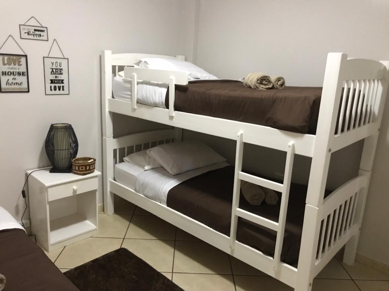 Habitaciones con sommier, placard, aire acondicionado y ropa de cama