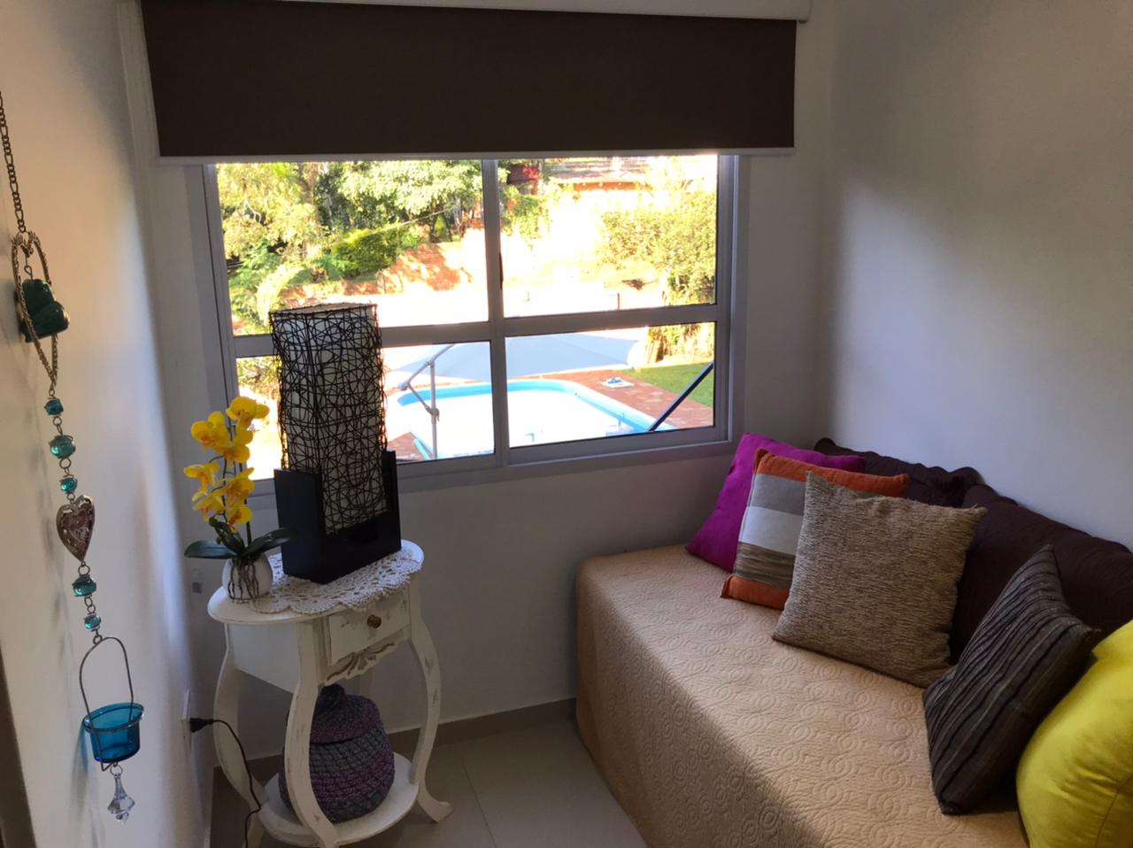 Baño con agua fria y caliente, secador de pelo y ropa de baño